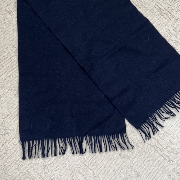 Pendleton 100% wool scarf, solid navy blue with fringe - Picture 13 of 16